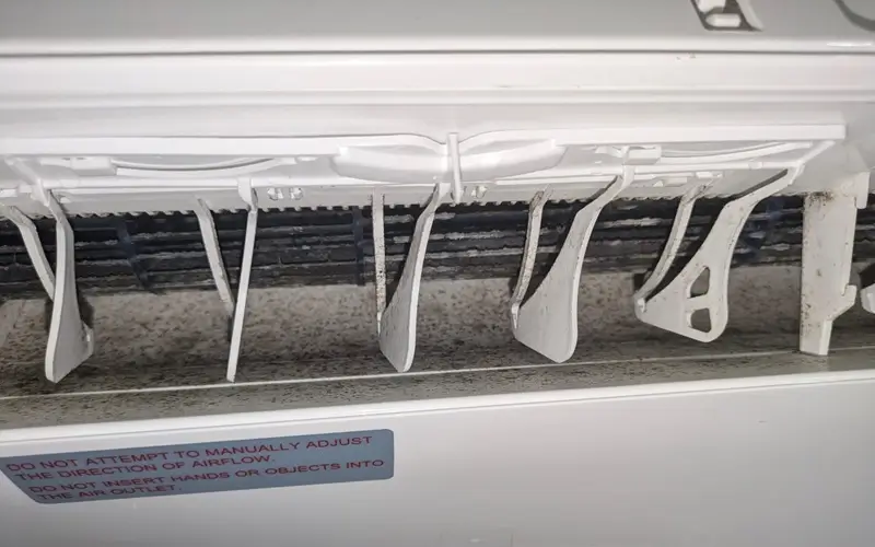 Turbină aer condiționat acoperită cu strat gros de praf și mucegai